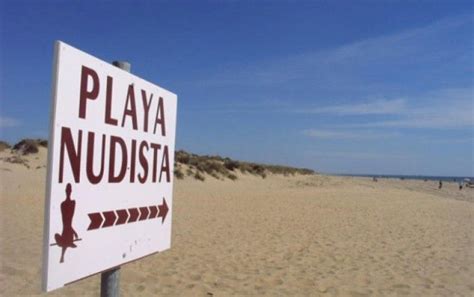 playa nudistas follando|Jóvenes follan en la playa nudista española .